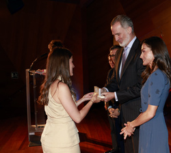 Sus Majestades los Reyes entregan el Premio APM al Periodista Joven del Año 2024 a Irene Orta, redactora del diario El Independiente
