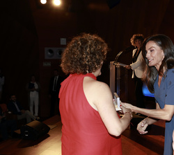 Sus Majestades los Reyes entregan el Premio APM al Periodista Especializado en Madrid 2024 a Ana del Barrio, redactora del diario El Mundo