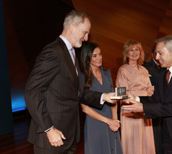 Sus Majestades los Reyes entregan el Premio APM al Mejor Periodista del Año 2024 a Vicente Vallés, director y presentador de Noticias 2 en Antena 3