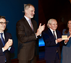 Sus Majestades los Reyes entregan el Premio APM de Honor 2024 a Fernando Ónega