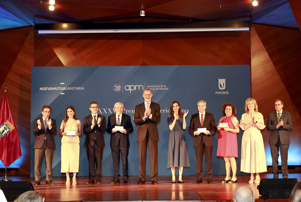 Sus Majestades los Reyes, autoridades y la presidenta de la APM junto a los premiados