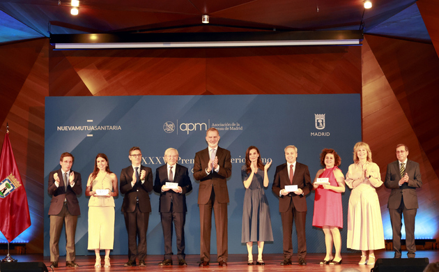 Sus Majestades los Reyes, autoridades y la presidenta de la APM junto a los premiados