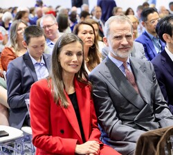 Don Felipe y Doña Letizia ocupan su lugar entre el público para asistir a la ceremonia de graduación de Su Alteza Real la Infanta Sofía