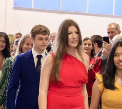 La Infanta Sofía se dirige junto a sus compañeros a recoger el diploma