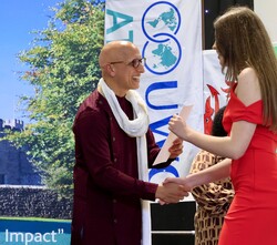Su Alteza Real la Infanta Sofía recoge el diploma de manos del director del UWC Atlantic College, Naheed Bardai