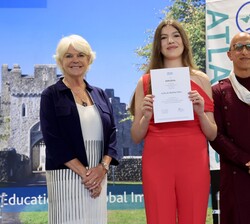 Su Alteza Real la Infanta Sofía junto a la presidenta de la Junta de Gobierno, Jill Longson y el director del UWC Atlantic College, Naheed Bardai