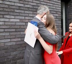 Su Majestad el Rey recibe el abrazo de Su Alteza Real la Infanta Sofía