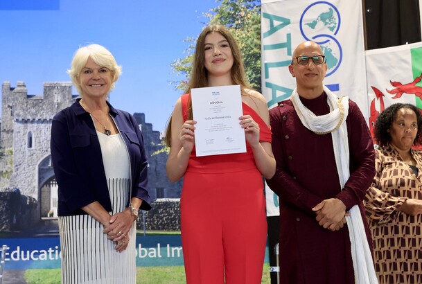 Su Alteza Real la Infanta Sofía junto a la presidenta de la Junta de Gobierno, Jill Longson y el director del UWC Atlantic College, Naheed Bardai