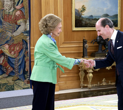 Su Majestad la Reina Doña Sofía recibe el saludo del rector de la Universidad Camilo José Cela, Jaime Olmedo