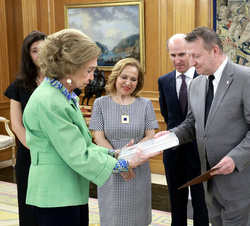Su Majestad la Reina Doña Sofía recibe la primera edición del libro "Ramón y Cajal: Biografía Oficial"