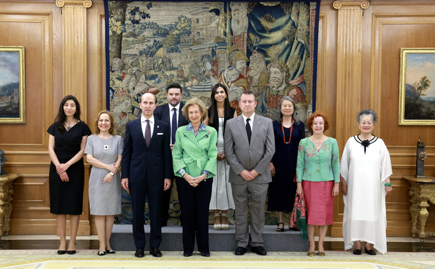 Su Majestad la Reina Doña Sofía junto a una representación de la Universidad Camilo José Cela