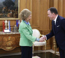 Su Majestad la Reina Doña Sofía recibe el saludo del director general de FUNDOS, José María Viejo
