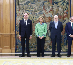 Su Majestad la Reina Doña Sofía junto a una representación de la Fundación Obra Social de Castilla y León (FUNDOS)