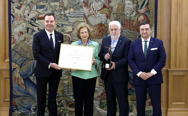 Su Majestad la Reina Doña Sofía recibe el "Premio FUNDOS de Honor - Monte de Piedad" de la VI edición de los Premios FUNDOS otorgado a la Fundación Re