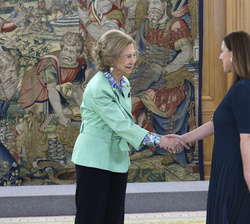 Su Majestad la Reina Doña Sofía recibe el saludo de la presidenta de la Confederación Española de Alzheimer y otras demencias (CEAFA), María Dolores A