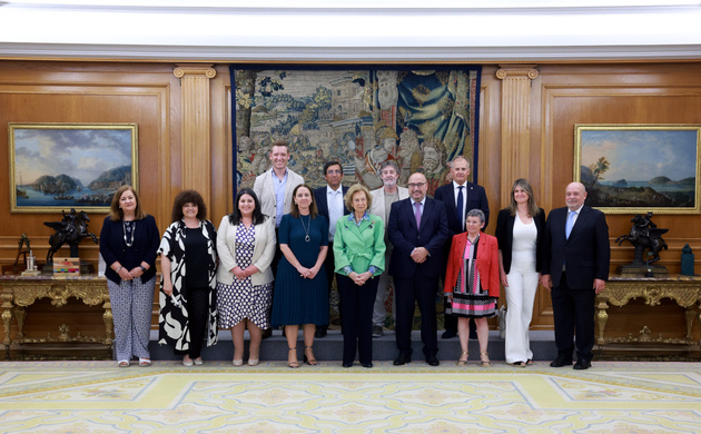 Su Majestad la Reina Doña Sofía junto a una representación de la Confederación Española de Alzheimer y otras demencias (CEAFA)