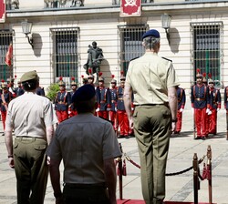 El Rey en el palco de honor para el desfile de la Fuerza