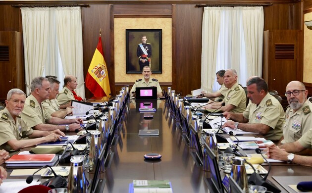 Reunión del Consejo Superior del Ejército de Tierra presidida por Su Majestad el Rey