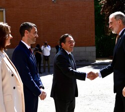 Su Majestad el Rey es recibido por el ministro de Asuntos Exteriores, Unión Europea y Cooperación, José Manuel Albares