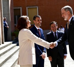 Su Majestad el Rey recibe el saludo de la embajadora-directora de la Escuela Diplomática, Cecilia Robles, en presencia del ministro y del subsecretari