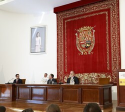 Su Majestad el Rey en la mesa presidencial durante la intervención de la embajadora-directora de la Escuela Diplomática, Cecilia Robles