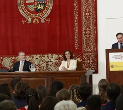 Su Majestad el Rey en la mesa presidencial durante la intervención del ministro de Asuntos Exteriores, Unión Europea y Cooperación, José Manuel Albare