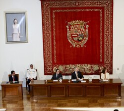 Su Majestad el Rey durante la intervención de la número uno de la promoción, María de Lossada
