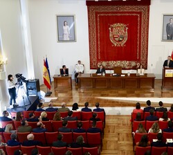 Su Majestad el Rey durante su intervención en la entrega de los Despachos de Secretario de Embajada a la LXXVI promoción de la Carrera Diplomática
