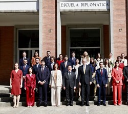 Fotografía de grupo de Su Majestad el Rey con los nuevos Secretarios de Embajada de la LXXVI promoción de la Carrera Diplomática