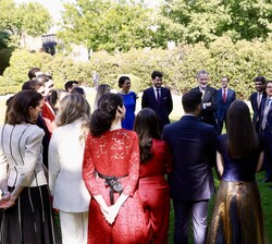 Su Majestad el Rey conversa con los nuevos Secretarios de Embajada de la LXXVI promoción de la Carrera Diplomática