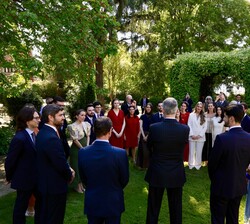 Su Majestad el Rey y los nuevos Secretarios de Embajada de la LXXVI promoción de la Carrera Diplomática conversan tras la foto de grupo