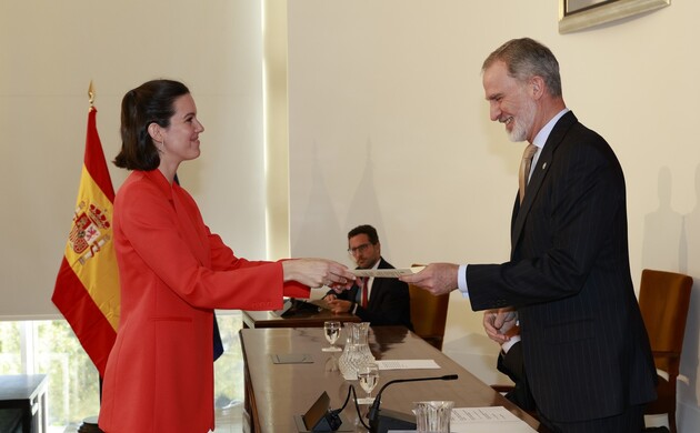 Su Majestad el Rey entrega el Despacho de Secretaria de Embajada a la número uno de la promoción, María de Lossada