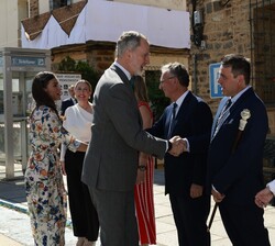 Llegada de Sus Majestades los Reyes al Ayuntamiento de Guadalupe, en Cáceres