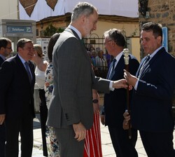 El Rey recibe el bastón de mando de manos del alcalde de Guadalupe, José Miguel Martín