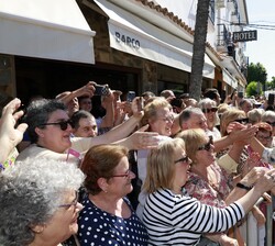Doña Letizia recibe el cariño de los vecinos de Guadalupe