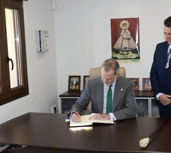 Don Felipe durante su firma en el libro de honor de la localidad