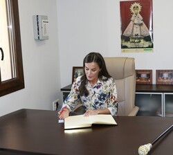 Firma de Doña Letizia en el libro de honor del Ayuntamiento de Guadalupe