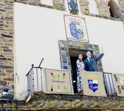 Don Felipe y Doña Letizia saludan desde el balcón del Ayuntamiento de Guadalupe