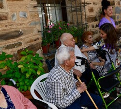 Doña Letizia con los mayores de Guadalupe