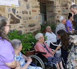Encuentro de Don Felipe y Doña Letizia con los usuarios del Centro de Día y Residencia