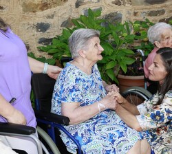 Doña Letizia conversa con los residentes
