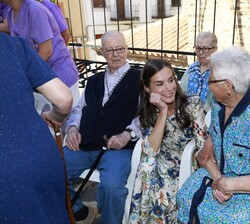 Conversación de Doña Letizia con una de las residentes mayores