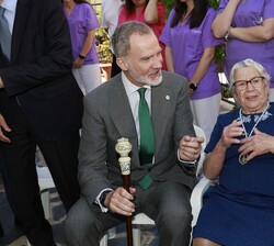 Don Felipe en conversación con los residentes