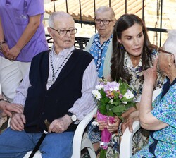 Doña Letizia conversa con los residentes