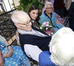 Doña Letizia durante la visita al Centro de Día y Residencia Fray Sebastián García para personas mayores