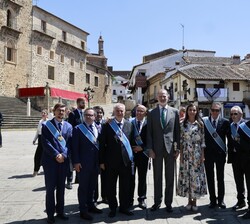 Don Felipe y Doña Letizia con algunos Caballeros de Santa María de Guadalupe, Real Asociación de la que Su Majestad el Rey es Presidente de Honor