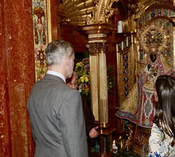 Los Reyes frente a la imagen de Santa María de Guadalupe