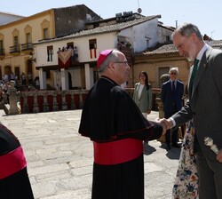 Sus Majestades los Reyes, a su llegada Real Monasterio de Santa María de Guadalupe, reciben el saluyo del arzobispo de Toledo y Primado de España, Fra