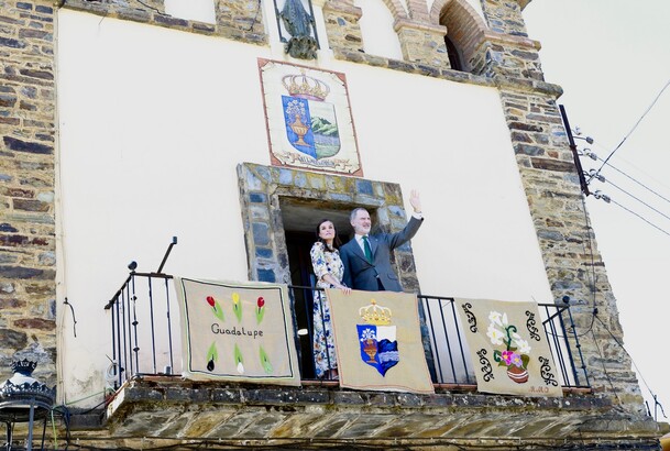 Don Felipe y Doña Letizia saludan desde el balcón del Ayuntamiento de Guadalupe