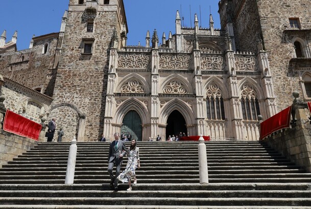 Don Felipe y Doña Letizia finalizan su vista al Real Monasterio de Santa María de Guadalupe